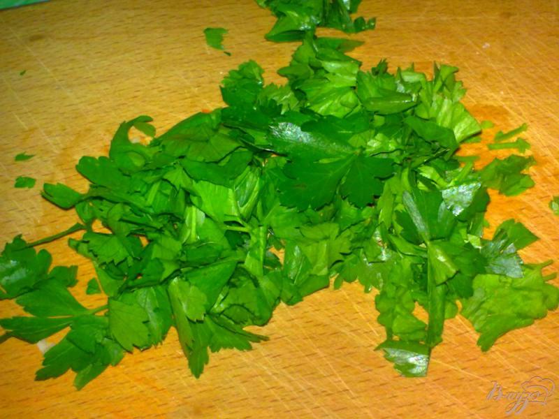 Фото приготовление рецепта: Салат с капустой и сыром шаг №4