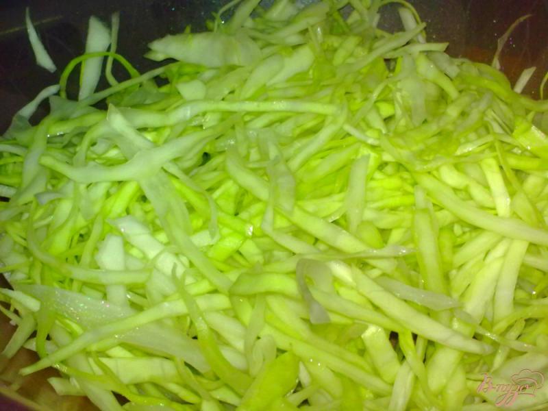 Фото приготовление рецепта: Салат с капустой и сыром шаг №1
