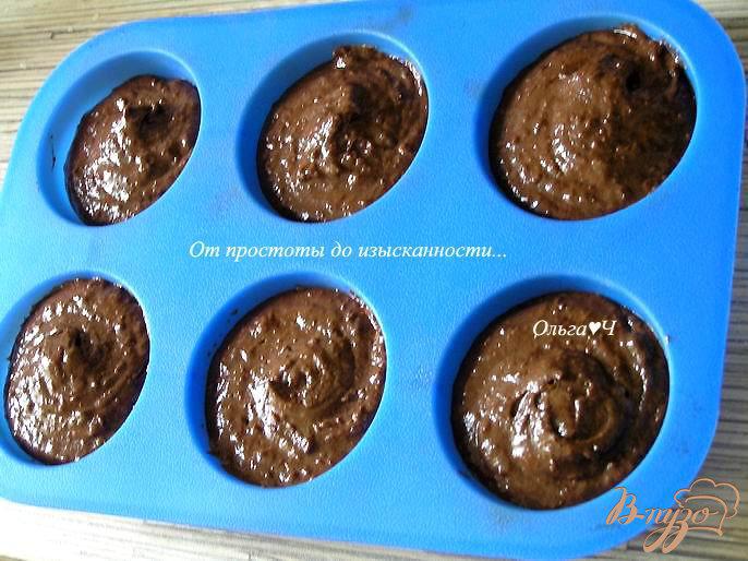 Фото приготовление рецепта: Шоколадные вишневые кексы с корицей шаг №4