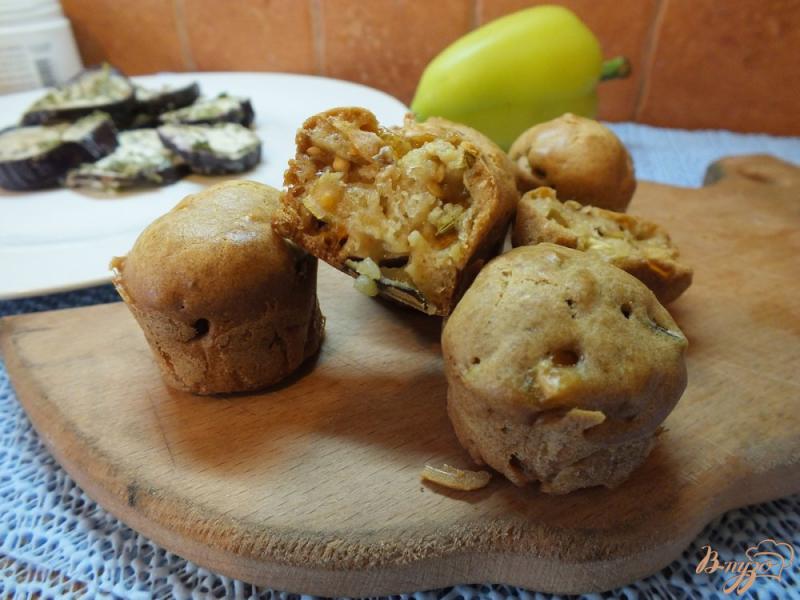 Фото приготовление рецепта: Кексы овощные с фенхелем, синими и перцем шаг №7