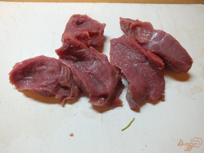 Фото приготовление рецепта: Мясо запеченное слоями с овощами шаг №1