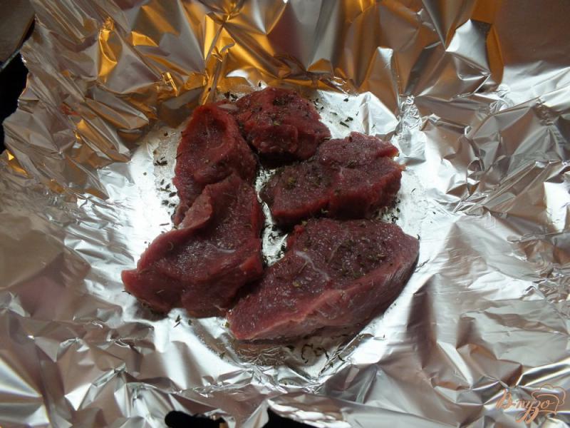 Фото приготовление рецепта: Мясо запеченное слоями с овощами шаг №3
