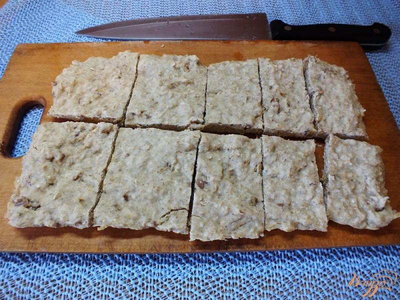 Фото приготовление рецепта: Овсяные хлебцы с грецкими орехами шаг №12