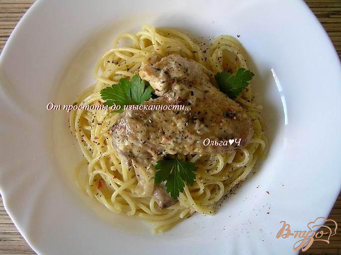 Фото приготовление рецепта: Курица в сливочном соусе со спагетти и итальянскими травами шаг №6