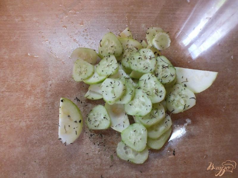 Фото приготовление рецепта: Салат из свежего кабачка с соевым соусом шаг №5
