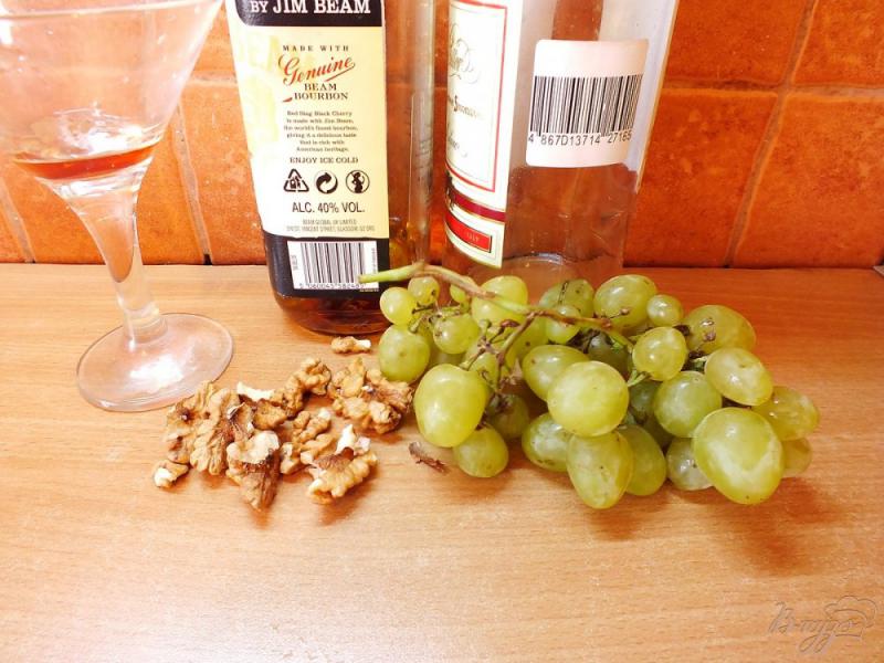 Фото приготовление рецепта: Сорбе из винограда с ликером и грецким орехом шаг №1