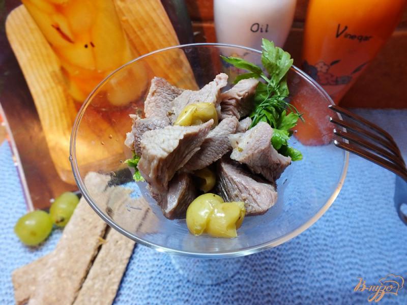 Фото приготовление рецепта: Теплый мясной салат с виноградом шаг №8