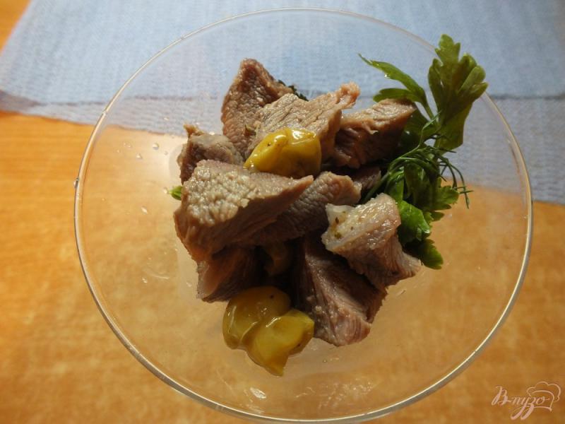 Фото приготовление рецепта: Теплый мясной салат с виноградом шаг №7