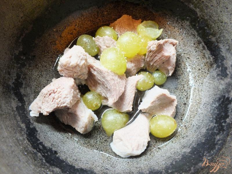 Фото приготовление рецепта: Теплый мясной салат с виноградом шаг №5