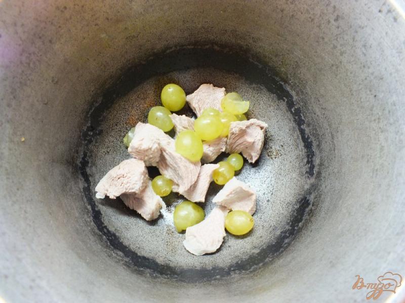 Фото приготовление рецепта: Теплый мясной салат с виноградом шаг №4