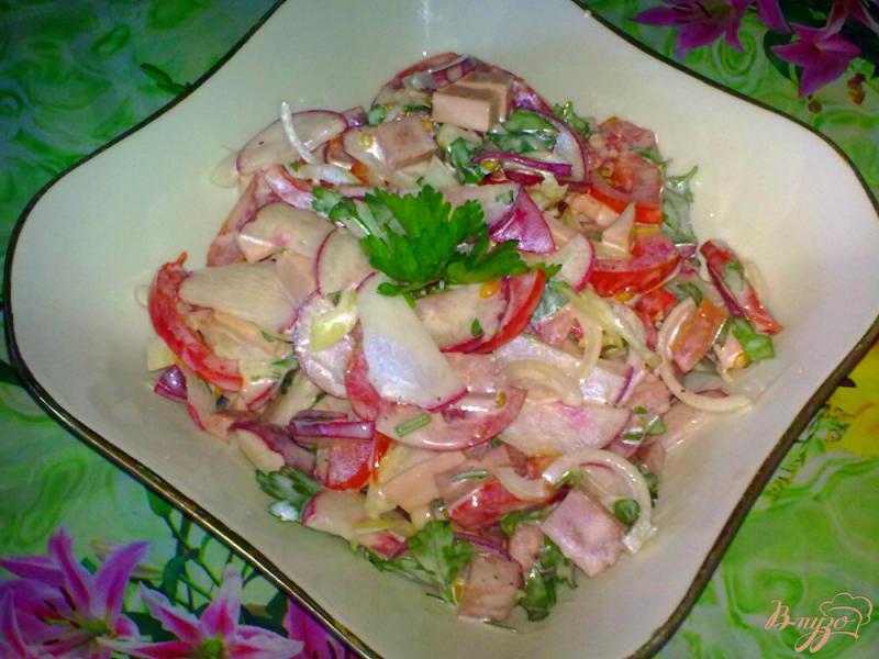 Фото приготовление рецепта: Салат с редисом и колбасой шаг №6
