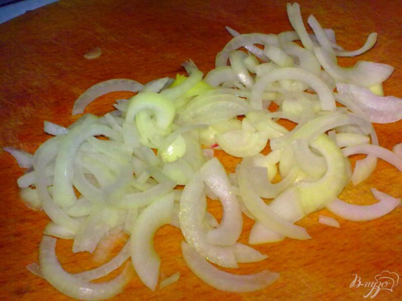 Фото приготовление рецепта: Салат с редисом и колбасой шаг №3