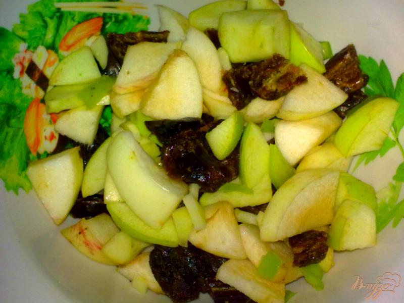Фото приготовление рецепта: Свинина в горшочке с яблоками и финиками шаг №6