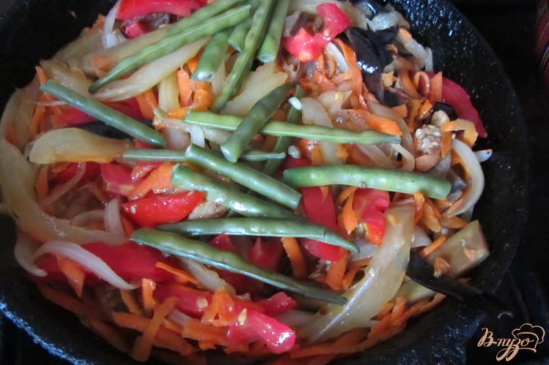 Фото приготовление рецепта: Спаржевая фасоль тушенная с овощами и орегано шаг №8