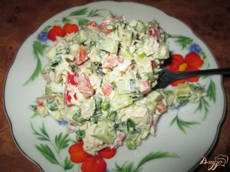 Фото приготовление рецепта: Салат с курицей и болгарским перцем шаг №8