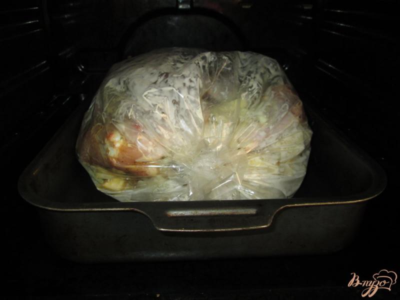 Фото приготовление рецепта: Нежная курица с картошкой в кулинарном рукаве шаг №8