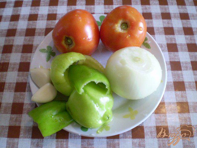 Фото приготовление рецепта: Утка тушенная с помидорами и чесноком шаг №3