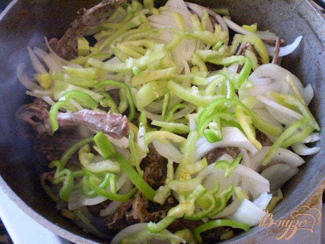 Фото приготовление рецепта: Утка тушенная с помидорами и чесноком шаг №5