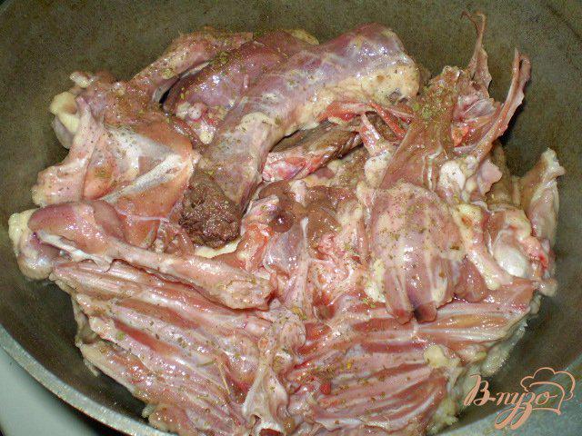Фото приготовление рецепта: Утка тушенная с помидорами и чесноком шаг №1