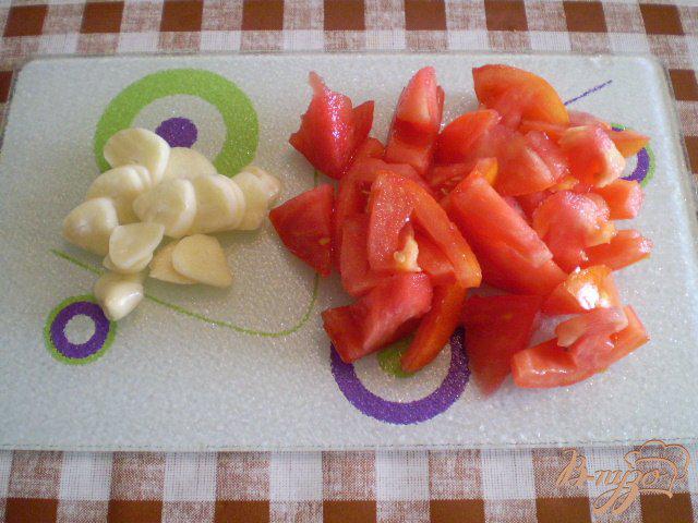 Фото приготовление рецепта: Утка тушенная с помидорами и чесноком шаг №6