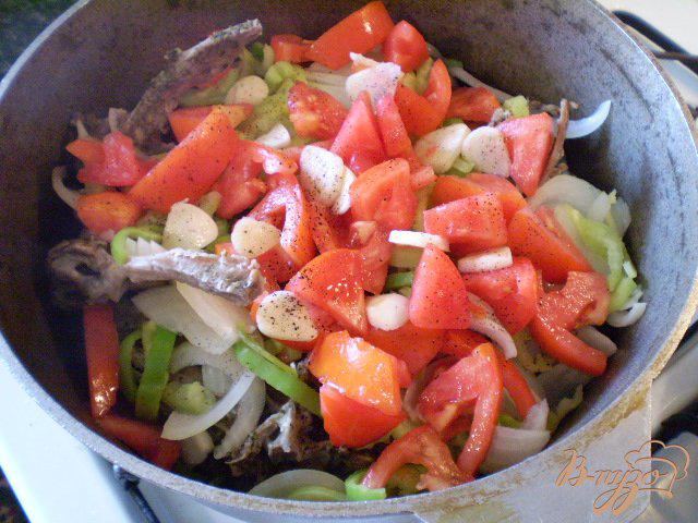 Фото приготовление рецепта: Утка тушенная с помидорами и чесноком шаг №7