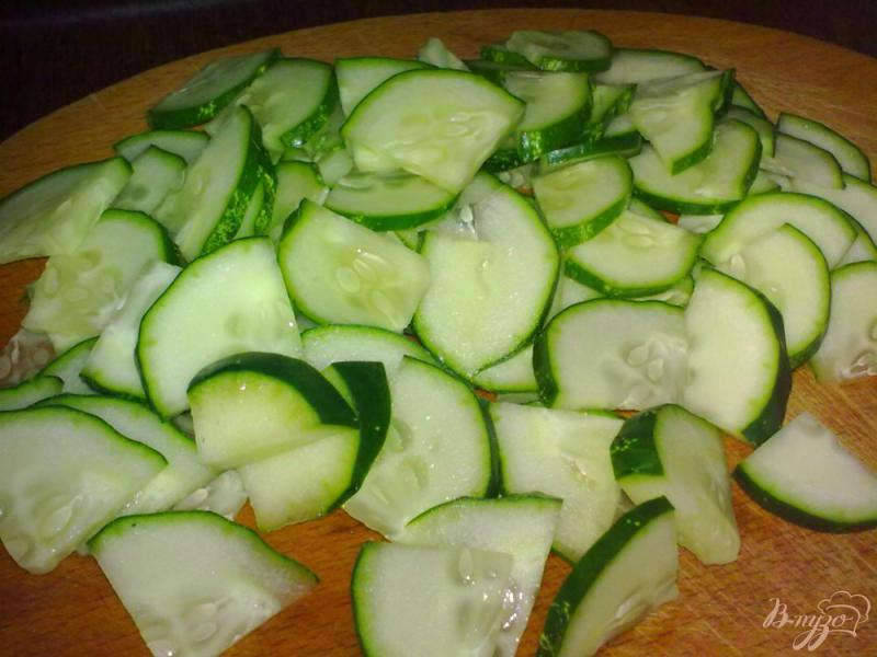 Фото приготовление рецепта: Салат из огурцов  с колбасками шаг №4