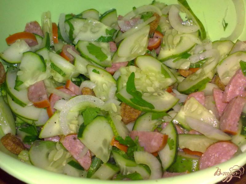 Фото приготовление рецепта: Салат из огурцов  с колбасками шаг №6