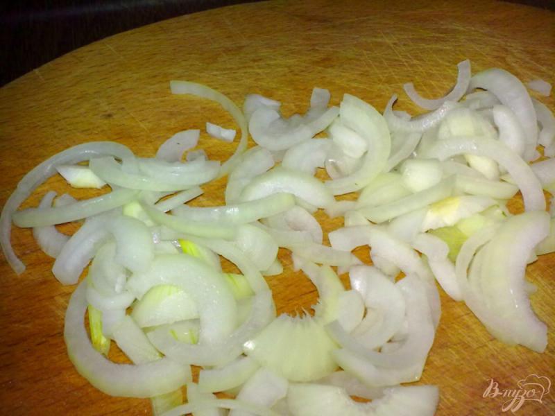 Фото приготовление рецепта: Салат из огурцов  с колбасками шаг №3