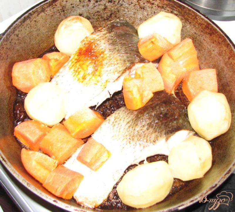 Фото приготовление рецепта: Рыба с овощами в духовке шаг №4