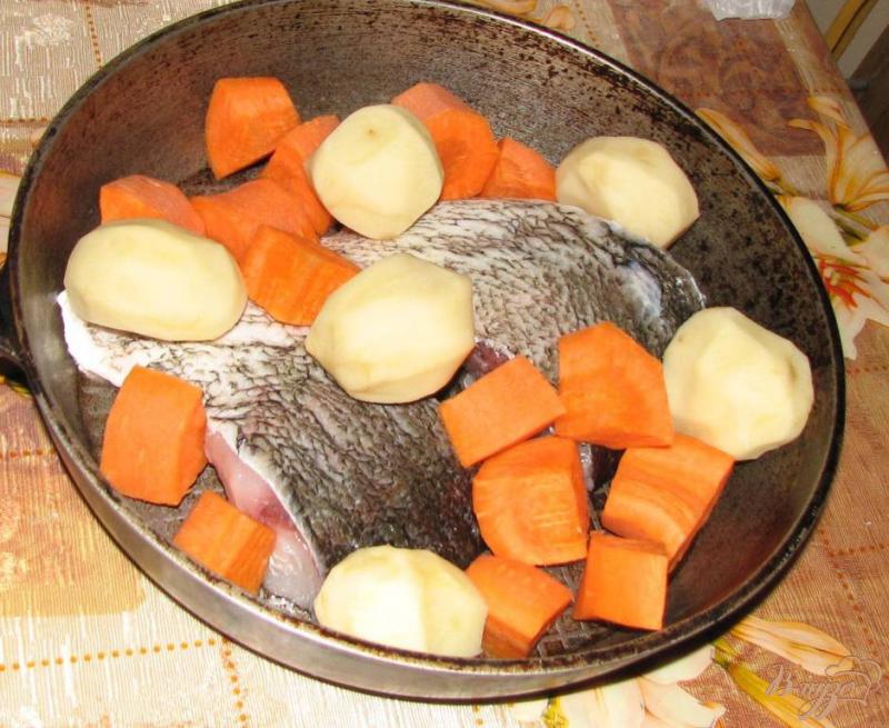 Фото приготовление рецепта: Рыба с овощами в духовке шаг №3