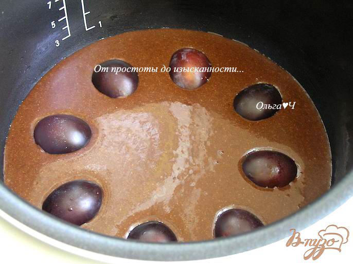 Фото приготовление рецепта: Шоколадный манник со сливами (в мультиварке) шаг №3