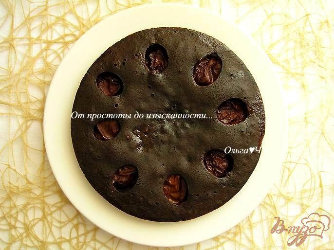 Фото приготовление рецепта: Шоколадный манник со сливами (в мультиварке) шаг №4