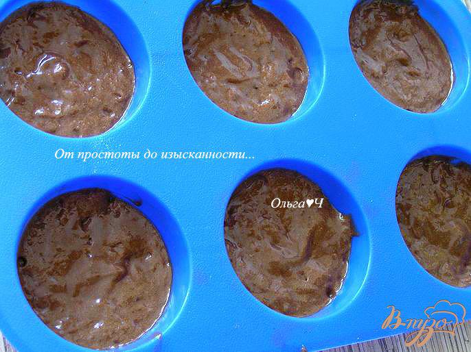 Фото приготовление рецепта: Нежные шоколадные пирожные с малиновым джемом шаг №5