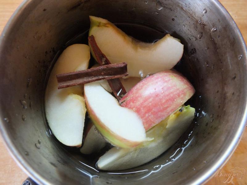 Фото приготовление рецепта: Алкогольный десерт из яблок, винограда, меда и и виски шаг №3