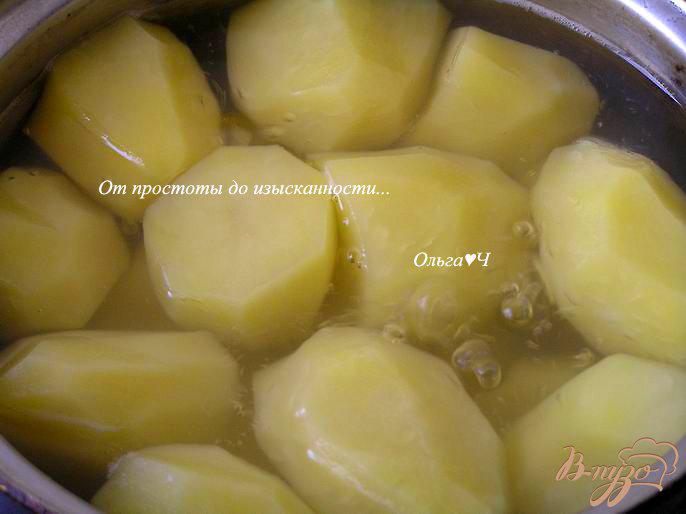 Фото приготовление рецепта: Картофель в томатном соусе с травами шаг №1