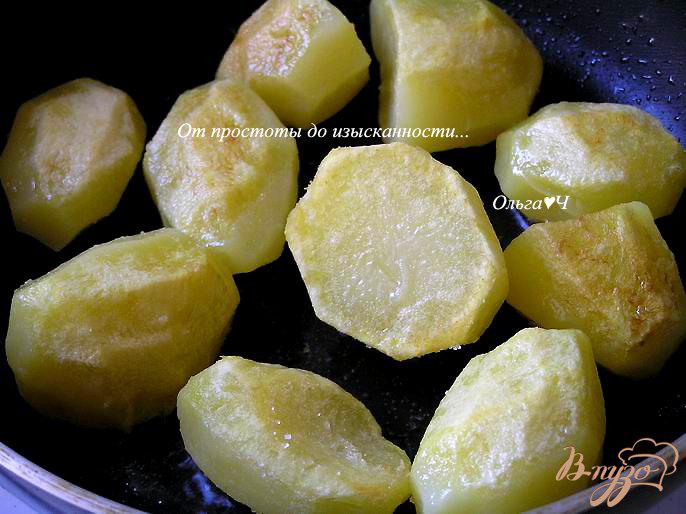 Фото приготовление рецепта: Картофель в томатном соусе с травами шаг №4