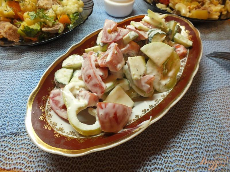 Фото приготовление рецепта: Салат с сырыми кабачками шаг №7