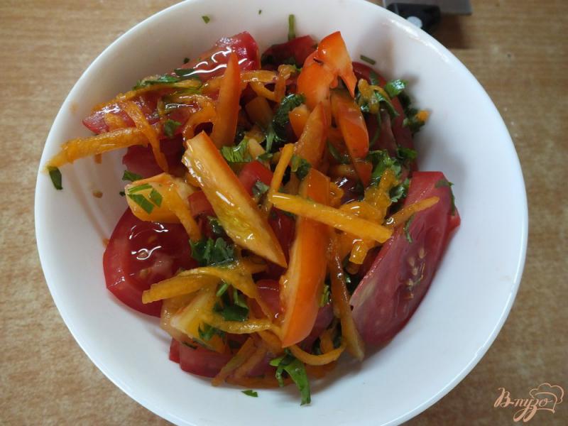 Фото приготовление рецепта: Салат из свежей тыквы с чабером и грецким орехом шаг №5