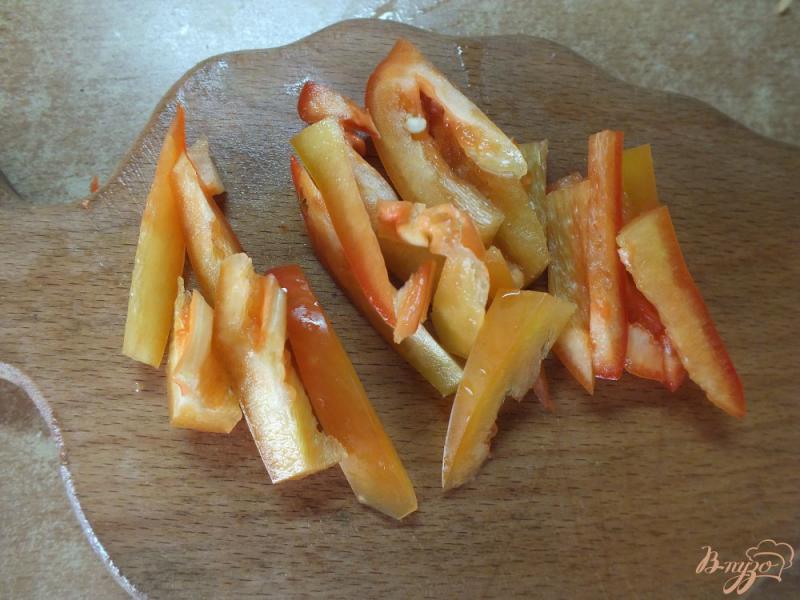Фото приготовление рецепта: Салат из свежей тыквы с чабером и грецким орехом шаг №2