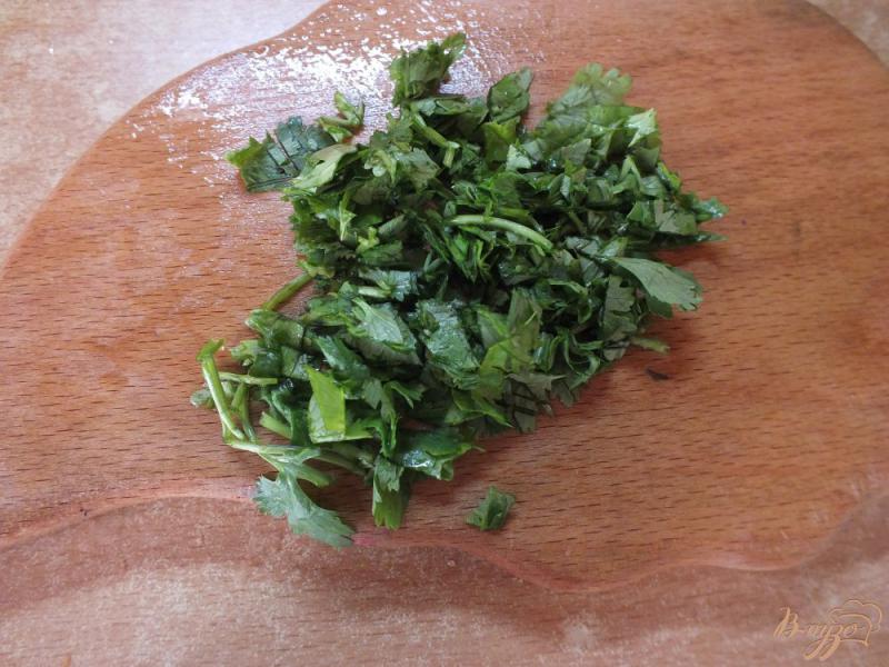 Фото приготовление рецепта: Салат из свежей тыквы с чабером и грецким орехом шаг №4