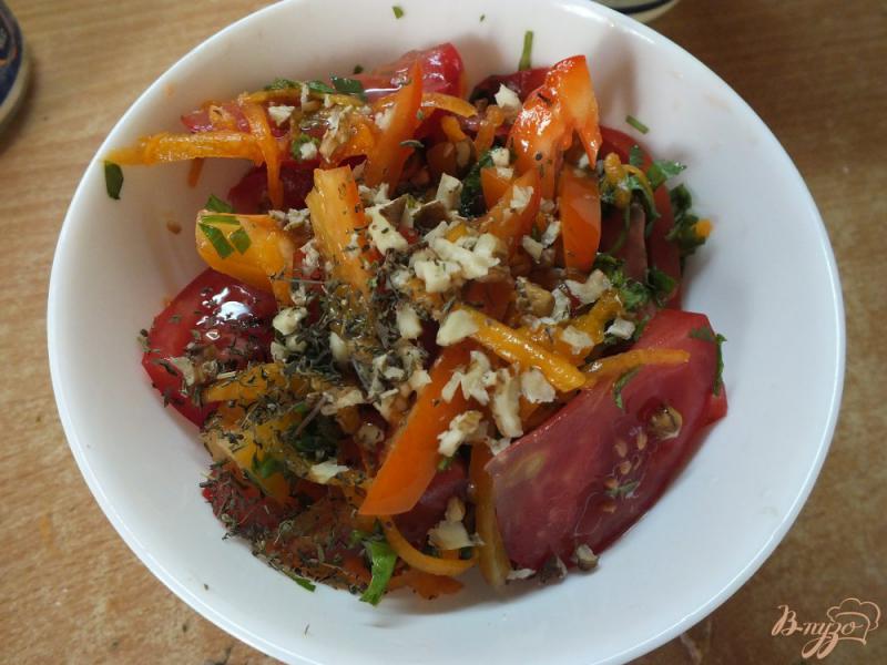 Фото приготовление рецепта: Салат из свежей тыквы с чабером и грецким орехом шаг №7