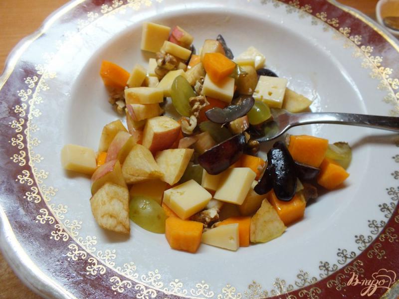 Фото приготовление рецепта: Салат и твердого сыра фруктов шаг №7