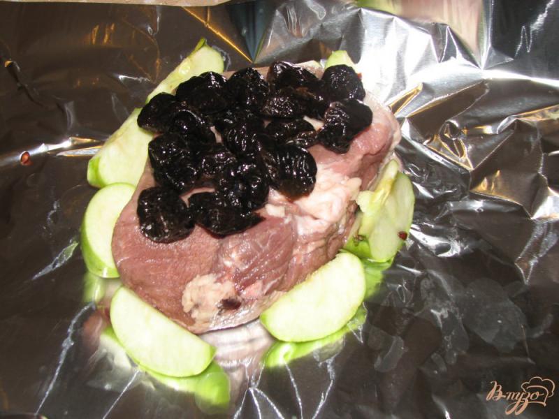 Фото приготовление рецепта: Свинина, запеченная с яблоками и черносливом шаг №1