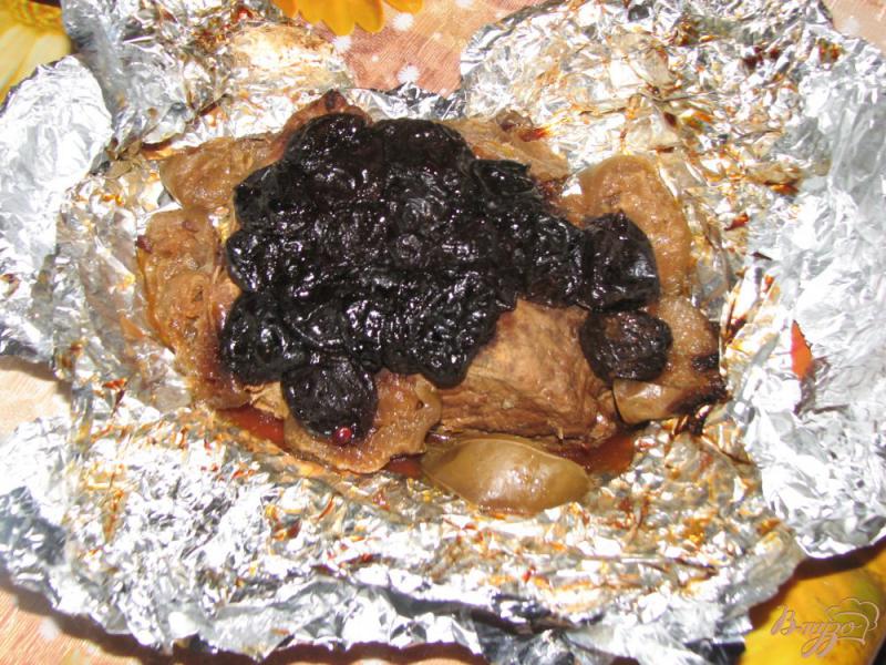 Фото приготовление рецепта: Свинина, запеченная с яблоками и черносливом шаг №3