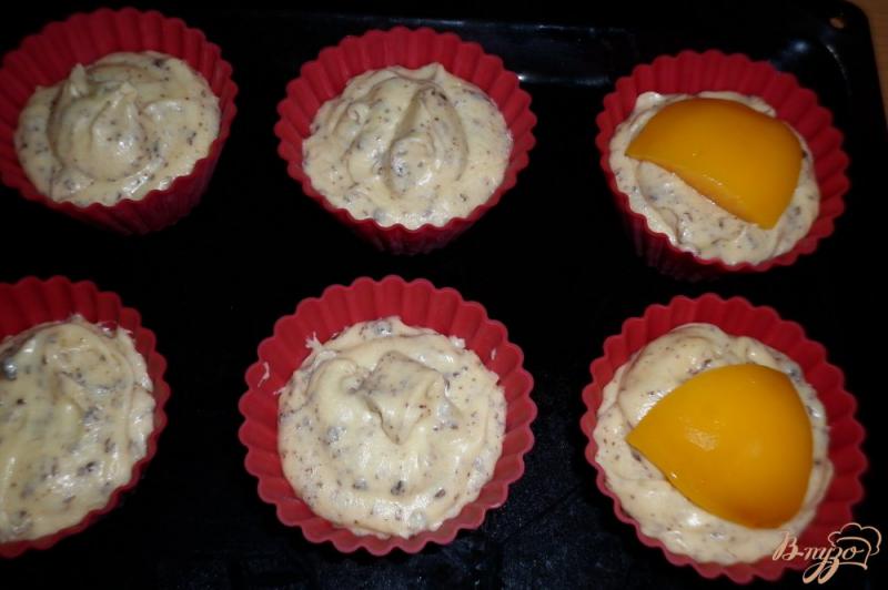 Фото приготовление рецепта: Кексы с персиками шаг №6