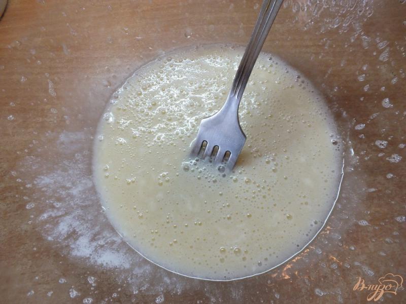 Фото приготовление рецепта: Кексы с сыром и яблоками шаг №2