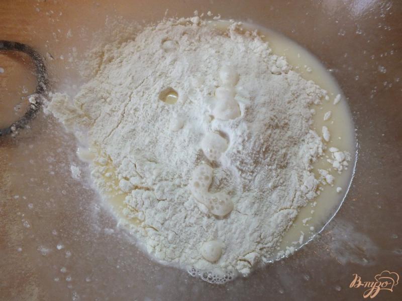 Фото приготовление рецепта: Кексы с сыром и яблоками шаг №4