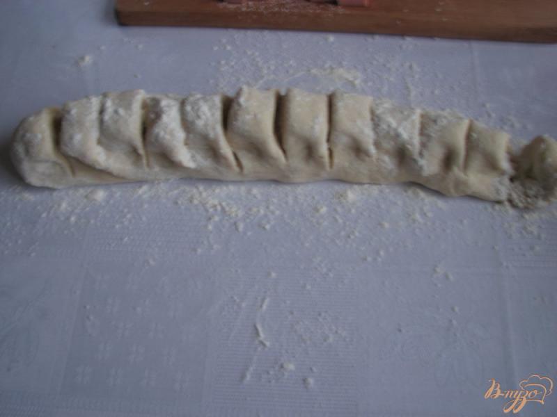 Фото приготовление рецепта: Колбаса  в тесте шаг №4