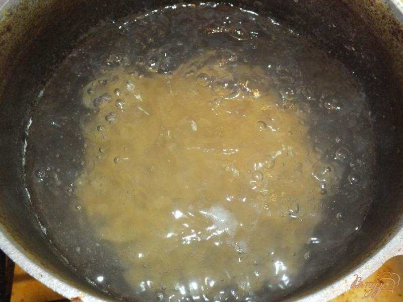 Фото приготовление рецепта: Макароны под сливочно-чесночно-ореховым соусом шаг №3