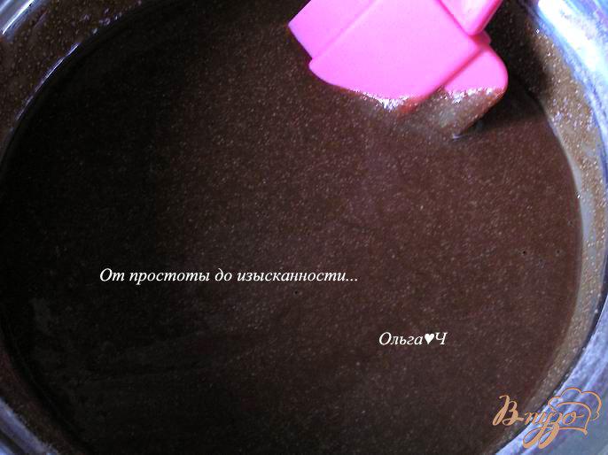 Фото приготовление рецепта: Шоколадный манник с корицей и шоколадными каплями шаг №3